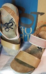 OTBT Busnell platform sandals sz 7.5 and free gift